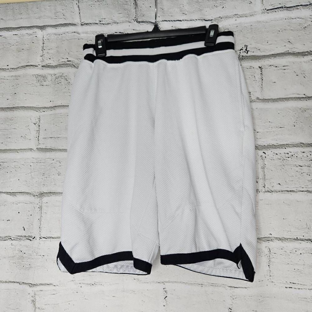 CSG. Mid-Rise Solid Relaxed Fit Athletic Shorts White & Black Medium
